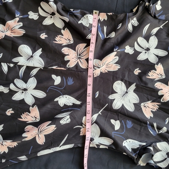 Lady's about the knee dress...id#016 - Picture 3 of 10